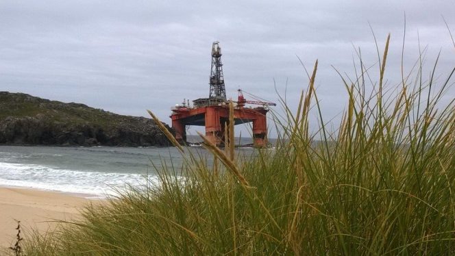 TPS_levert's tweet photo. #Transocoean’s biedt #excuses aan voor stranding van #booreiland op een strand in Scotland. https://t.co/D6SqiihNK0 https://t.co/gsrgxfXU54