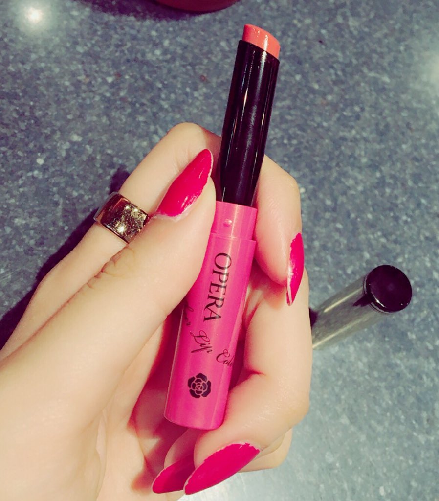 四六時中口に食べもの飲み物放りこんでて、口紅すぐ無くなるからOPERAのリップ買った💄安いし柔らかくて気にせずガンガン塗れるコーラルピンク🤗手の写真はiPhoneカメラの加工なし https://t.co/AowDJy0Yak