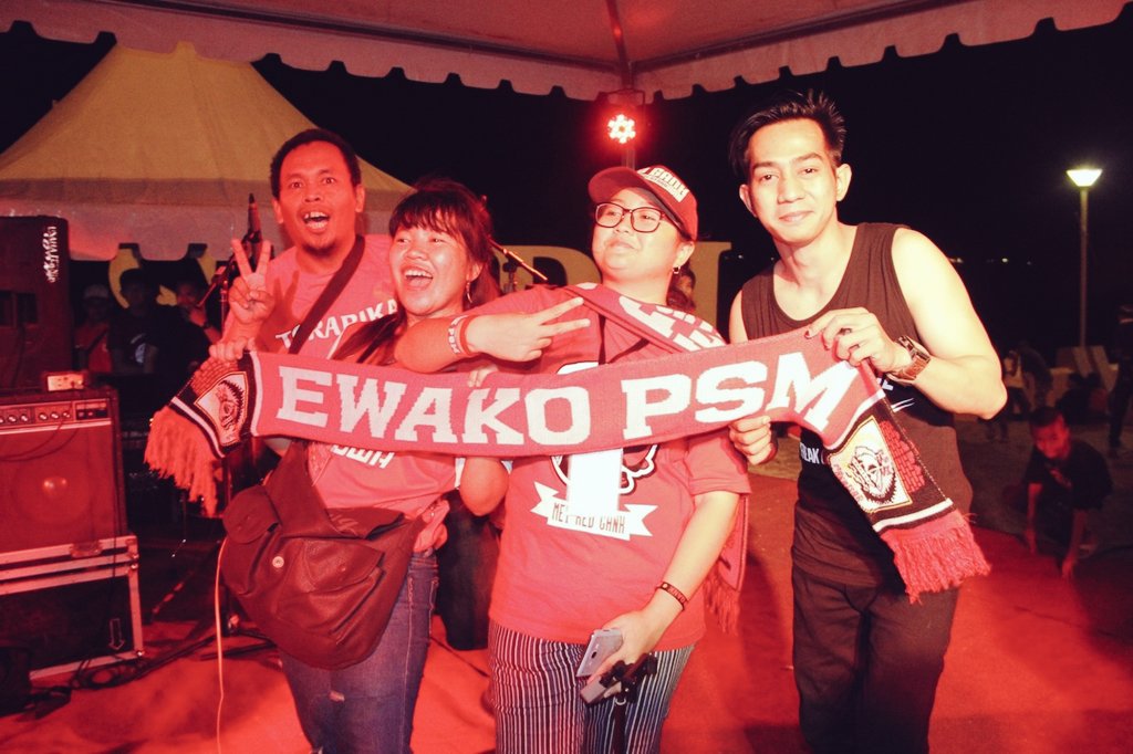REDGANKNONA's tweet photo. Euforia penampilan dari band @therockcomp Rockerrsss \m/ @RedGank_PSM dan dgn sebuah senyuman karna psm menang https://t.co/xOpg54qCr1