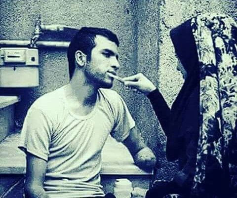 ....Bazen
Tutan eli olmak
Saran kolu olmak
Ve hatta atan yüreği olmaktır..
Kısaca sevdiğinde yok olmaktır
....Sevmek