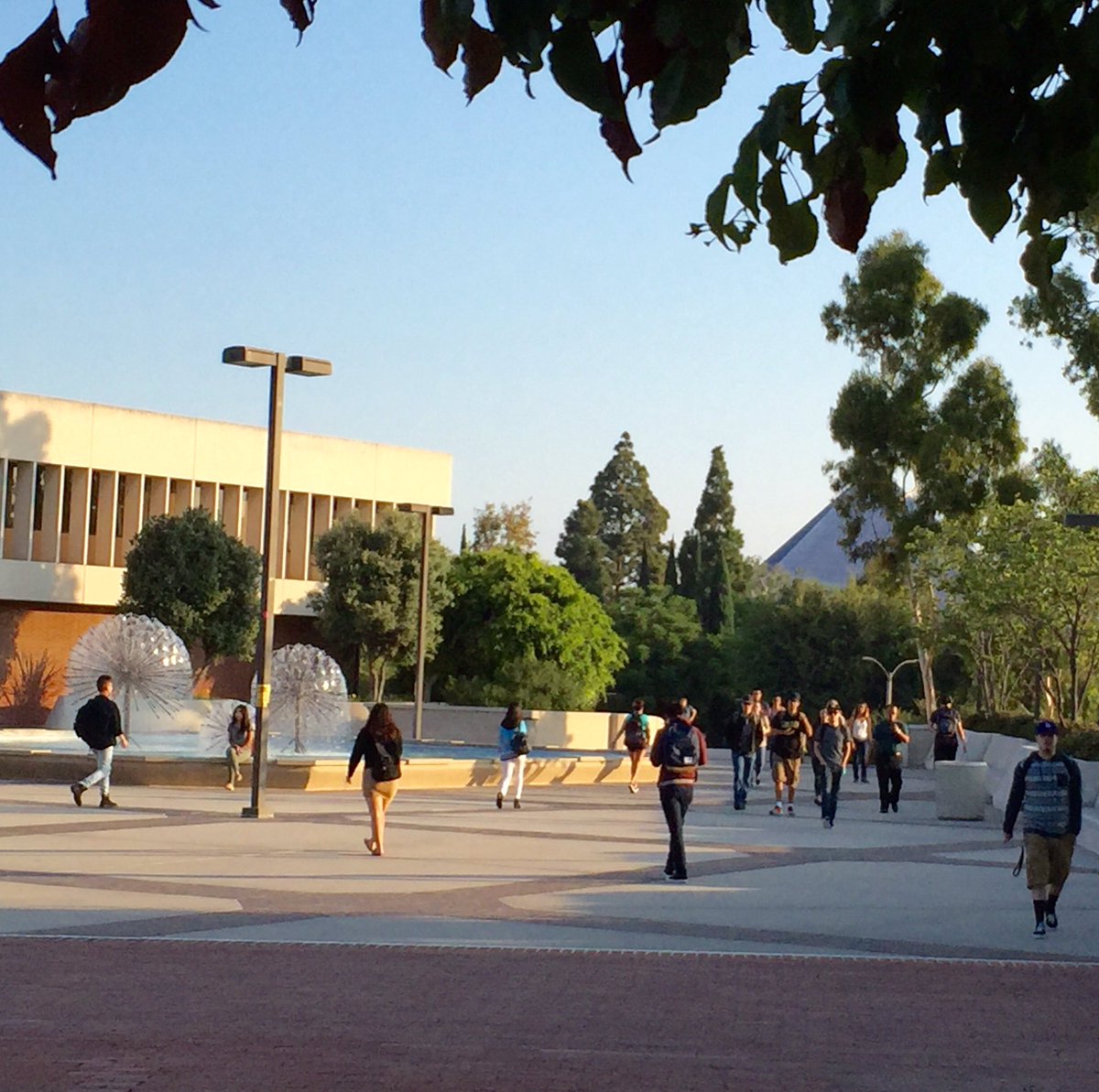 PresConoley's tweet photo. Welcome back to The Beach! Have a great first day. #gobeach16 #GoBeach @CSULB https://t.co/sQ9urpyYwF