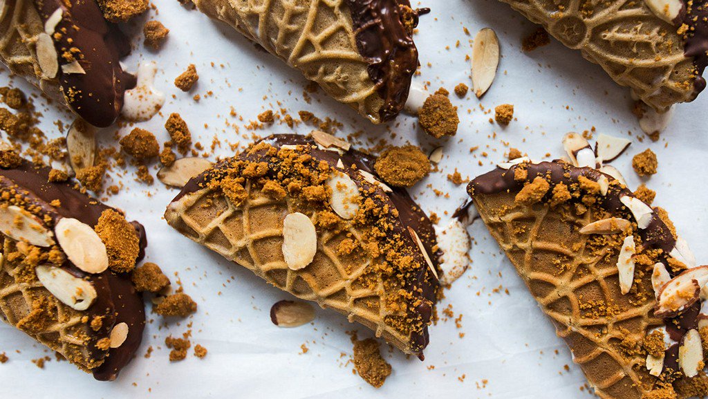 TastingTable's tweet photo. Make homemade chocolate tacos filled with ice cream; feel like a kid again: https://t.co/wYxwLRIVyb https://t.co/godR8Mm46j