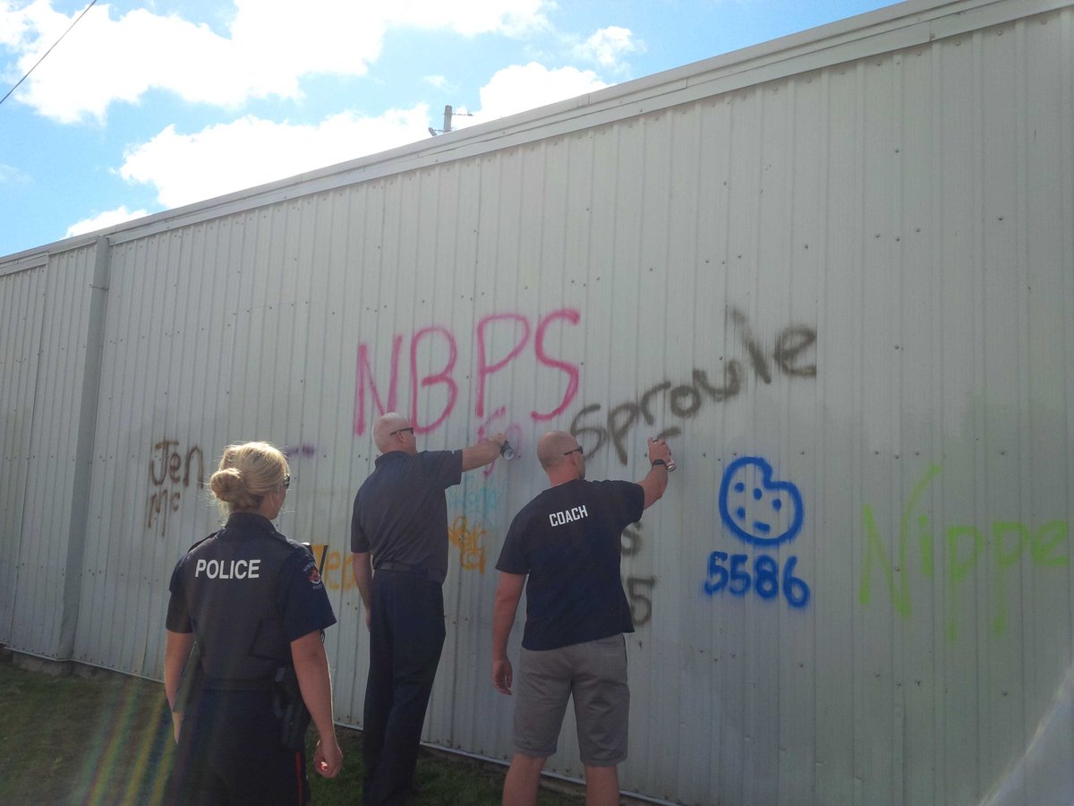 .<a href="/ChiefDevine/">Shawn Devine</a> and <a href="/CstSproule/">Cst. Steve Sproule</a> enjoy the StreetART experience too. @MacsCrimeBuster