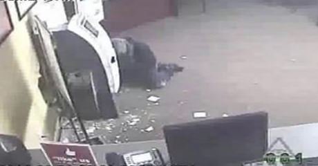 VIDEO: Thief breaks through wall to steal from business ATM. bit.ly/2bbAjcw https://t.co/YnBZbGJ755