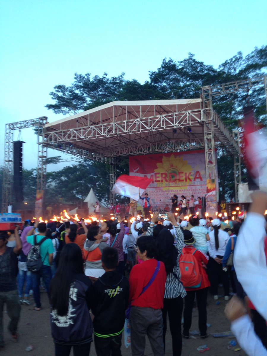 sma1kps's tweet photo. Akhir acara ditutup dengan Pentas Api Obor 🔥 https://t.co/PW9QbzugrS