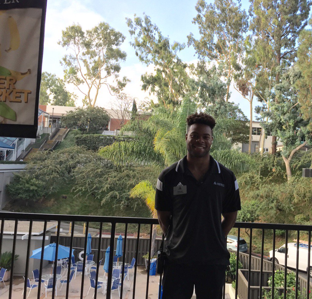 PresConoley's tweet photo. Keenan is ready to help new students find their way around @CSULB campus. Way to go @CSULBASI! #gobeach16 https://t.co/nbFStCPmD7