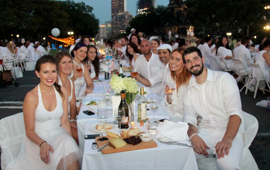 MetroPhilly's tweet photo. PHOTOS: Diner en Blanc 2016 #debphl16 https://t.co/lUcRmoAkXO https://t.co/ZbcTP3pCu8