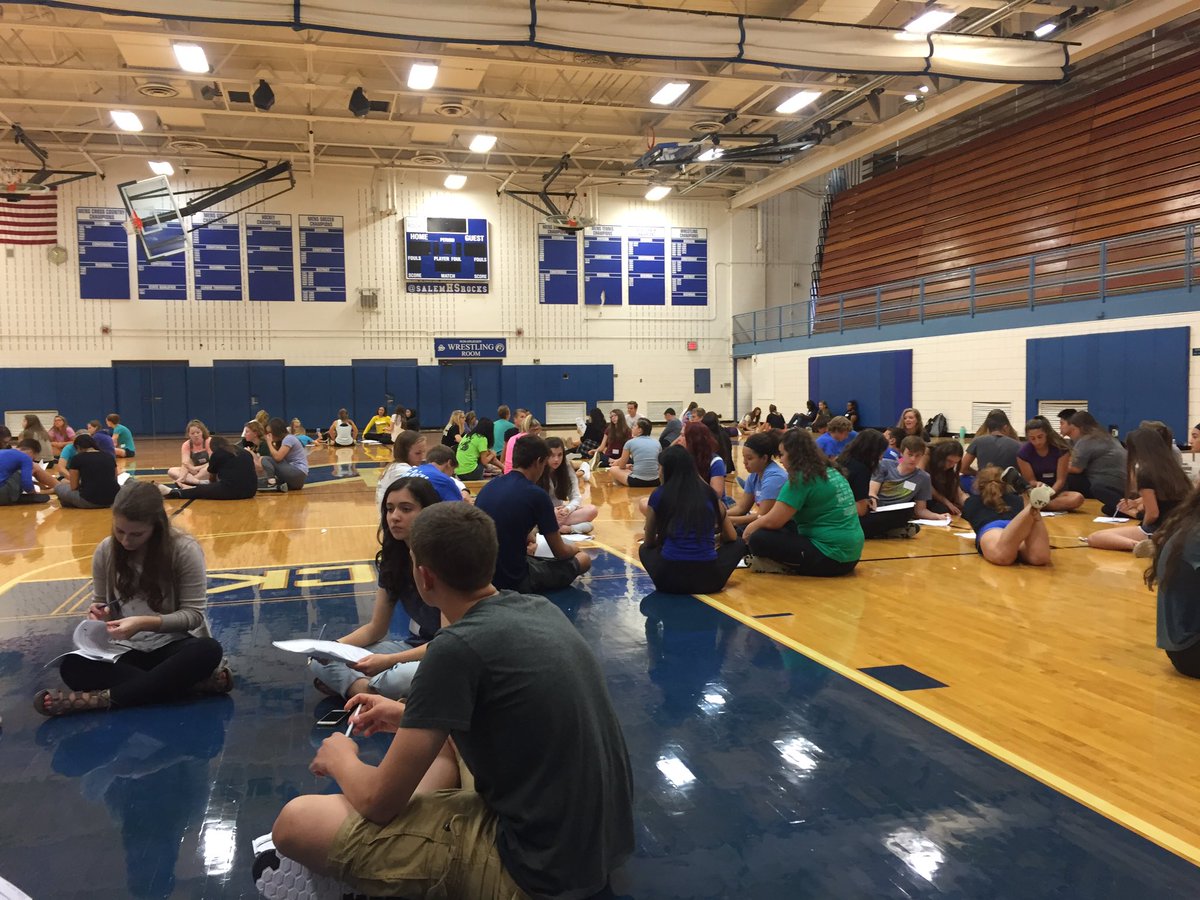 RocksLinkCrew's tweet photo. Link Crew leaders prepping for orientation! https://t.co/BlqZrJaxkj