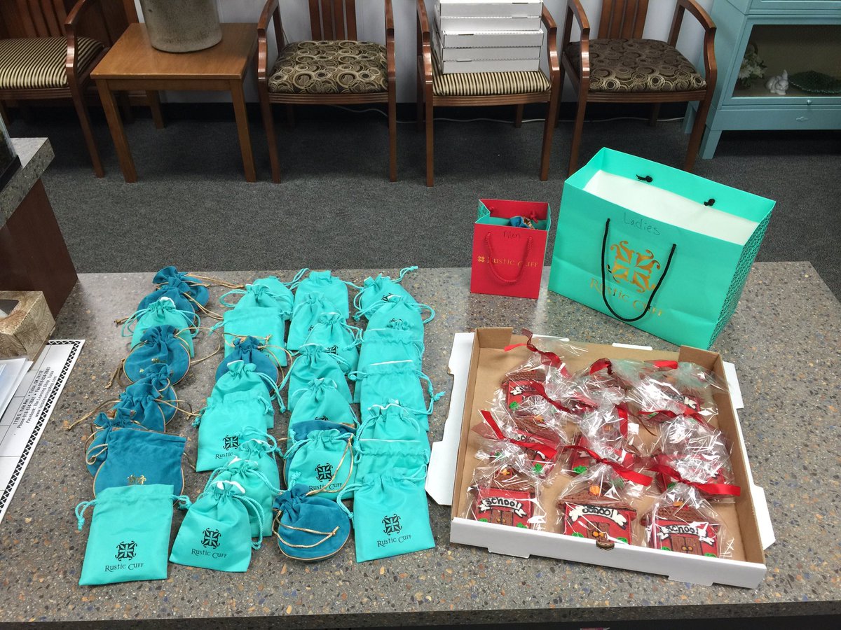 griffbrjones's tweet photo. Rustic Cuff and Cookies from the Harkrider's! We love our partners!! #TeamTulsa #SuccessTPS #teamjones https://t.co/vHifzoVocV