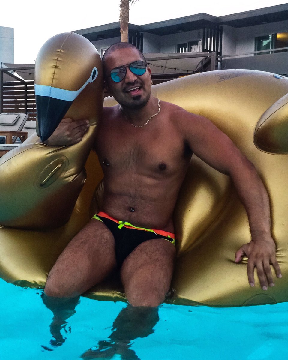 Caarloz83's tweet photo. #pool #ANDREWCHRISTIAN #swimcollection #elixirbar #poolside #beattheheat #relax #relaxingtime #palmsprings https://t.co/uLQvtRvJs0