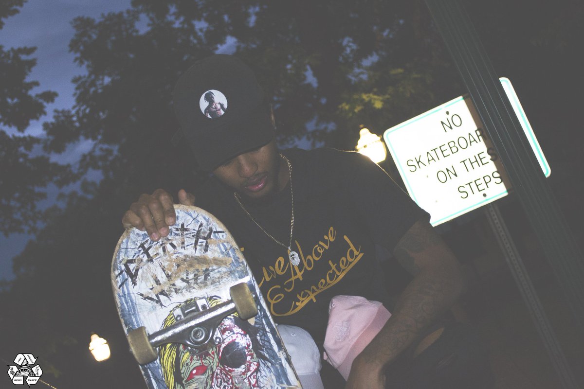 ConformResist's tweet image. Gold and black all the way! Had to bend the rules a little on this one! #NoSkateboarding