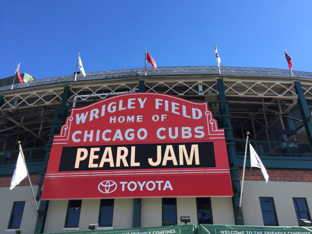 Getting pretty excited for tonight. Perfect end to a perfect weekend. @loopyapplebuns #PearlJamWrigley #Chicago