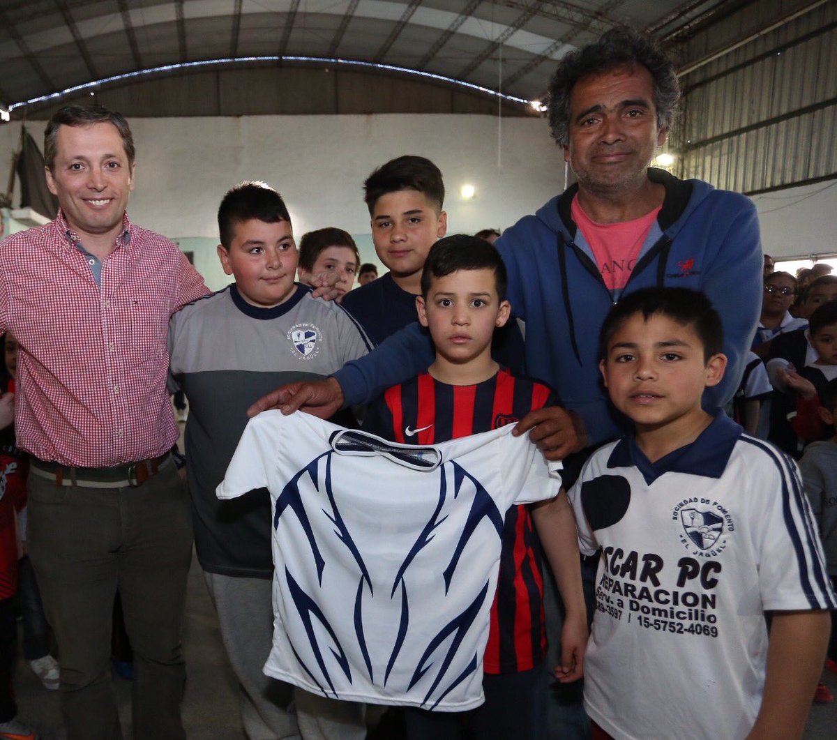 fernandogray's tweet photo. Con esta entrega de elementos deportivos quiero hacer un reconocimiento publico a Antonio Giastrennec y su flia. https://t.co/BMqVUducvu