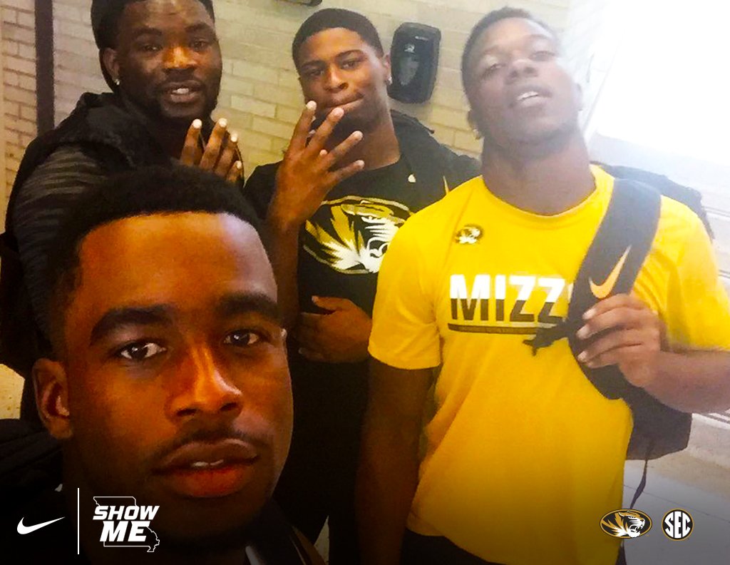 MizzouFootball's tweet photo. Good luck to all #Mizzou players during their first day of @Mizzou classes! 🍎🎓✏️

#MIZ #ShowMe 🐯🏈 https://t.co/Y3UpicThJd