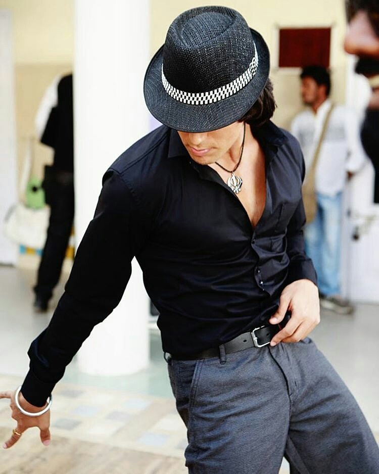 iAadilAnsari's tweet photo. #AFJ #afjon25thaugust @iTIGERSHROFF - Superheroes can dance......sometimes... #watchafjtofindout #3daystoAFJ https://t.co/iZXshndkbc