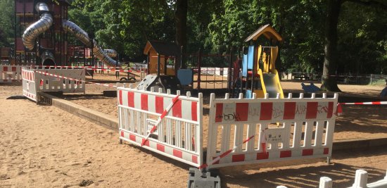 nn_lokales's tweet photo. Scherben im Sandkasten im Stadtpark: Spielplatz in #Nürnberg gesperrt. https://t.co/RamWskoYF0 https://t.co/FW87SWsurI
