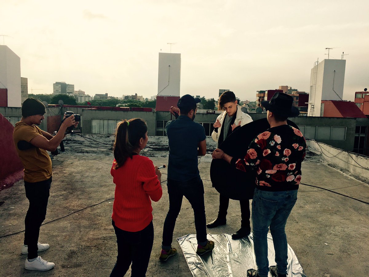 JPcarrascoof's tweet photo. En shooting para las fotos del disco con tremendo equipo @PHOS_ent @Alquizo @tomandi7 @johnnylopera @kerenmakeupart https://t.co/DIyS9nNMyA