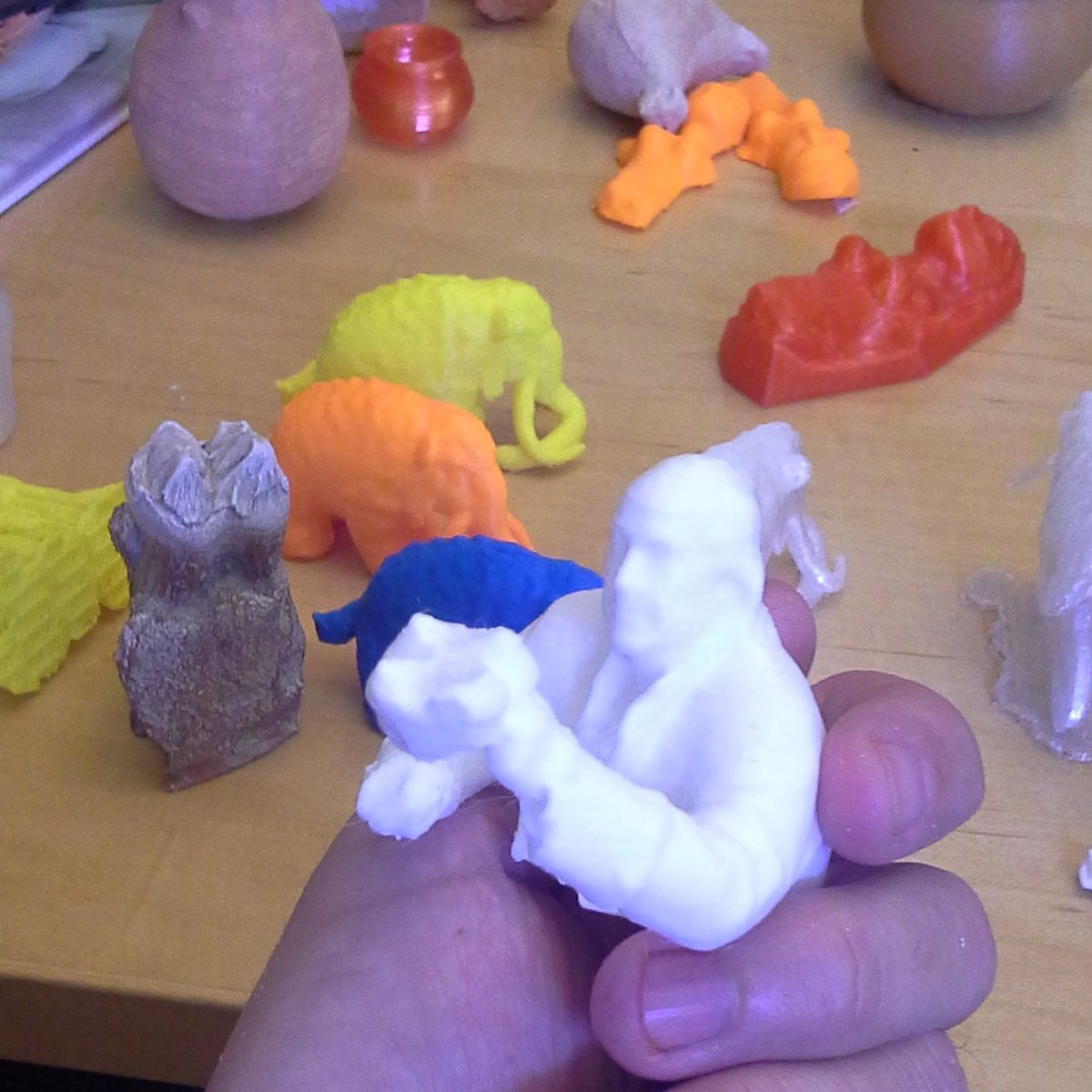 VCLatVCU's tweet photo. Ben Franklin holding a mastodon tooth #virtualcurationlab #constitutionctr @ConstitutionCtr @WesternCenter https://t.co/WIpxz9HYoq