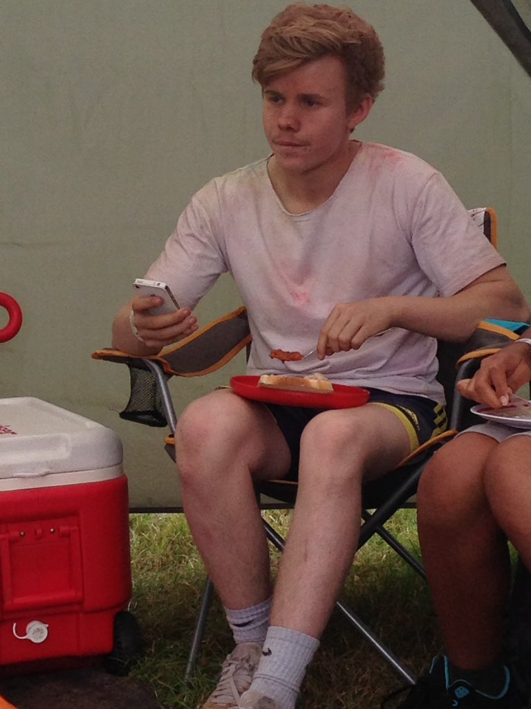 jolandakittycat's tweet photo. Dan put his food into a frisbee. What ever would he put his drinks in? 😂😂😂😂😂 #soulsurvivor16 https://t.co/tCJsBnHbGd