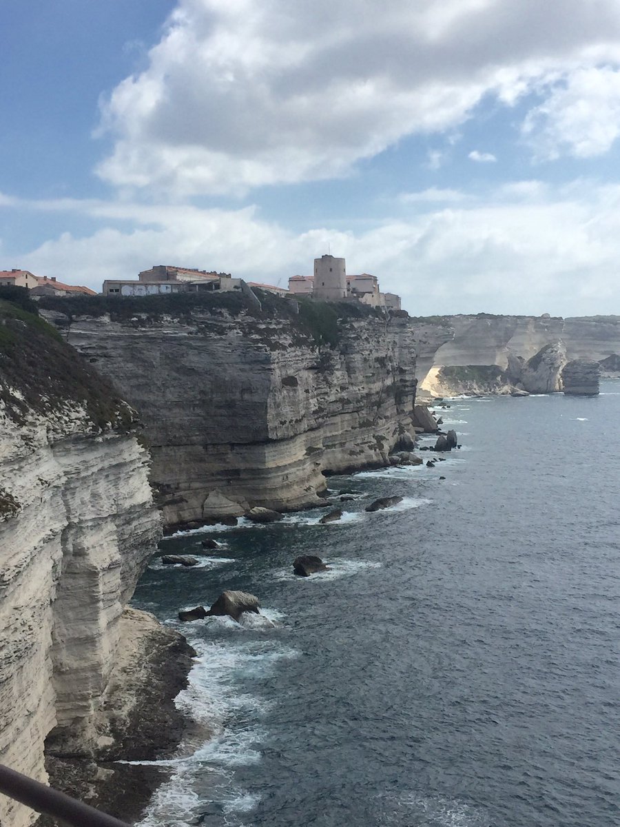 Matiivalo's tweet photo. Io mi trasferisco qui, ciao amici 👋👋 https://t.co/4zCF2FXrOS