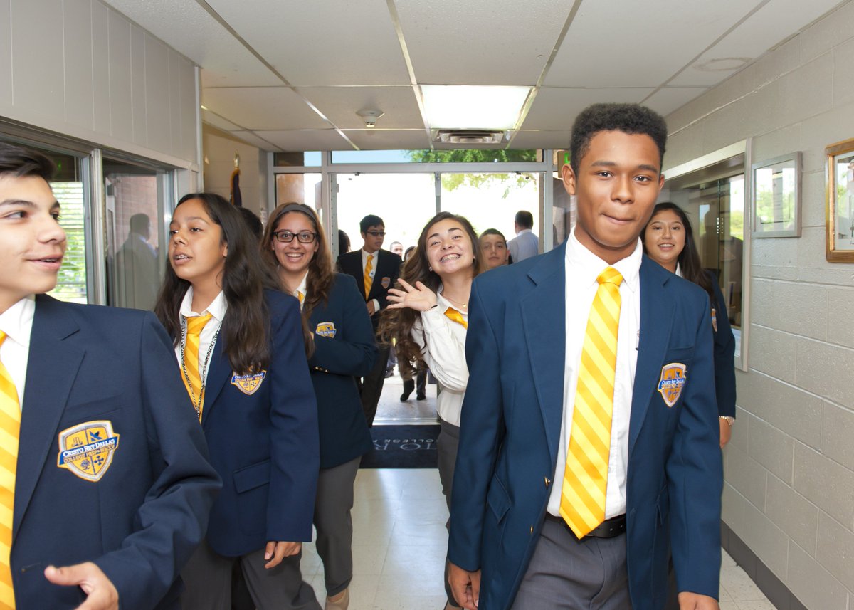 CristoReyDallas's tweet photo. Flooding the halls and excited for the new school year at @CristoReyDallas. #wfaabts #crdworks #firedup. https://t.co/aZ9FJwgpTi