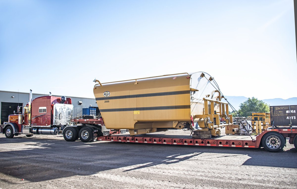 MegaCorpWW's tweet photo. 20,000 gallon Mega Water Tank Kit getting an escort from #ABQ finest #nmstatepolice #tractafric #CaterpillarInc https://t.co/rV27qH6TGd