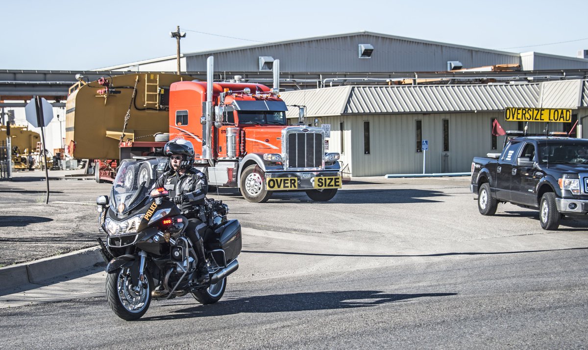MegaCorpWW's tweet photo. 20,000 gallon Mega Water Tank Kit getting an escort from #ABQ finest #nmstatepolice #tractafric #CaterpillarInc https://t.co/rV27qH6TGd