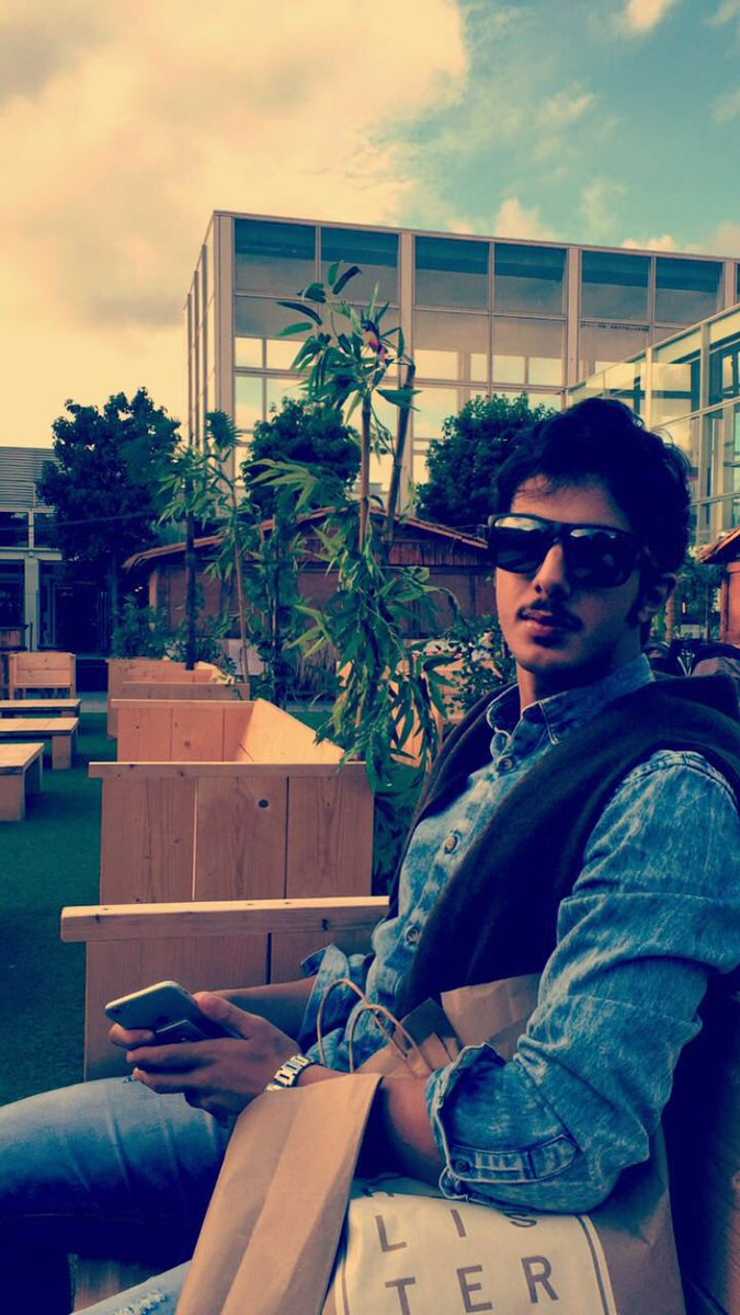 على الهامش !
عجزت أعيش من دونك 
وعلى الواقع ..
أنا مشتاق لك جدا ..! 
 
London ❤️🇬🇧