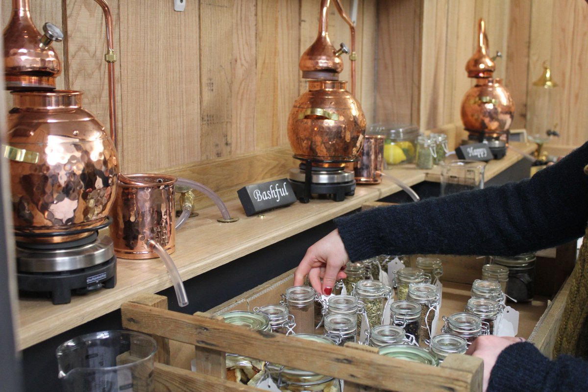 COLDistillery's tweet photo. Love drinking gin, well how about making your own :) https://t.co/lneKuaXXCf #GinLabExperience #Gin https://t.co/NGabhWswn4