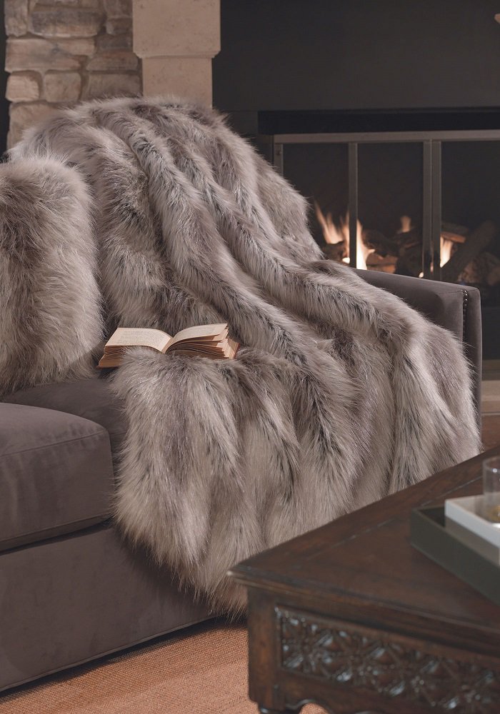h2hShowcase's tweet image. RT @InstyleDecorLA: Silver Fox Fur Throw View @ instyle-decor.com/designer-throw… Trending in Hollywood #Trend