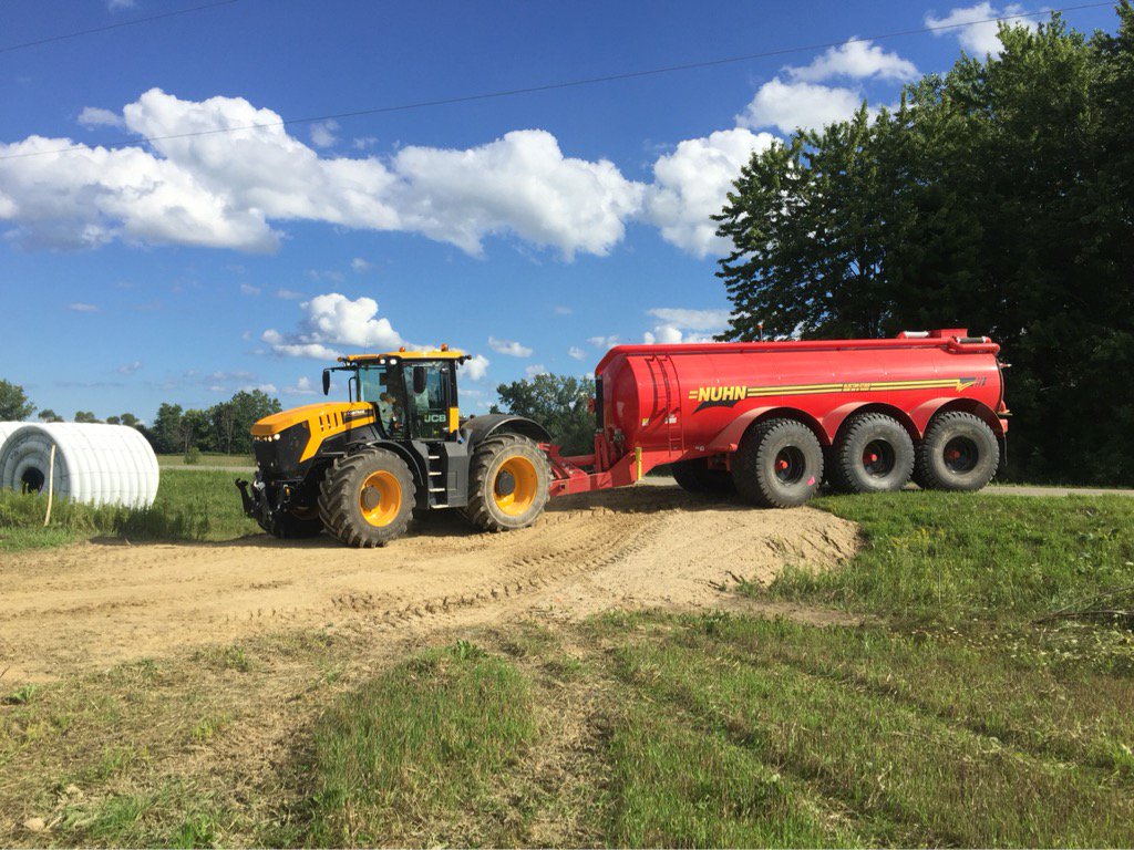 NuhnInd's tweet photo. Some high speed hauling with the first #JCB #8330 in North America! #Nuhn #43mph https://t.co/x8QMwh990x