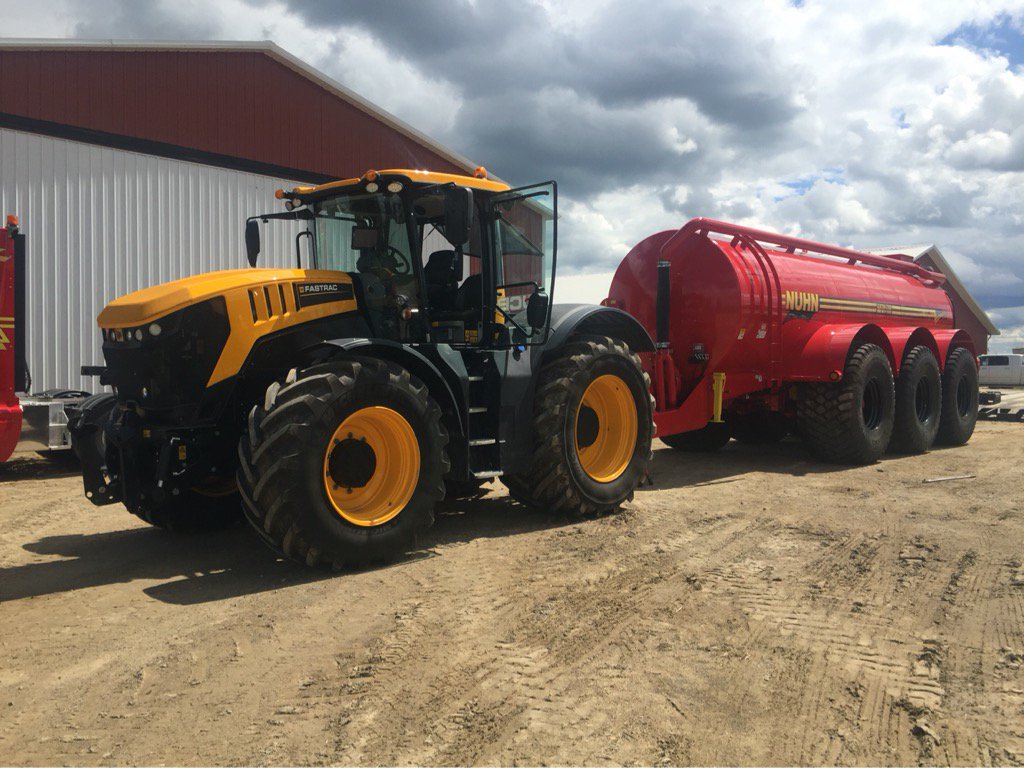 NuhnInd's tweet photo. Some high speed hauling with the first #JCB #8330 in North America! #Nuhn #43mph https://t.co/x8QMwh990x