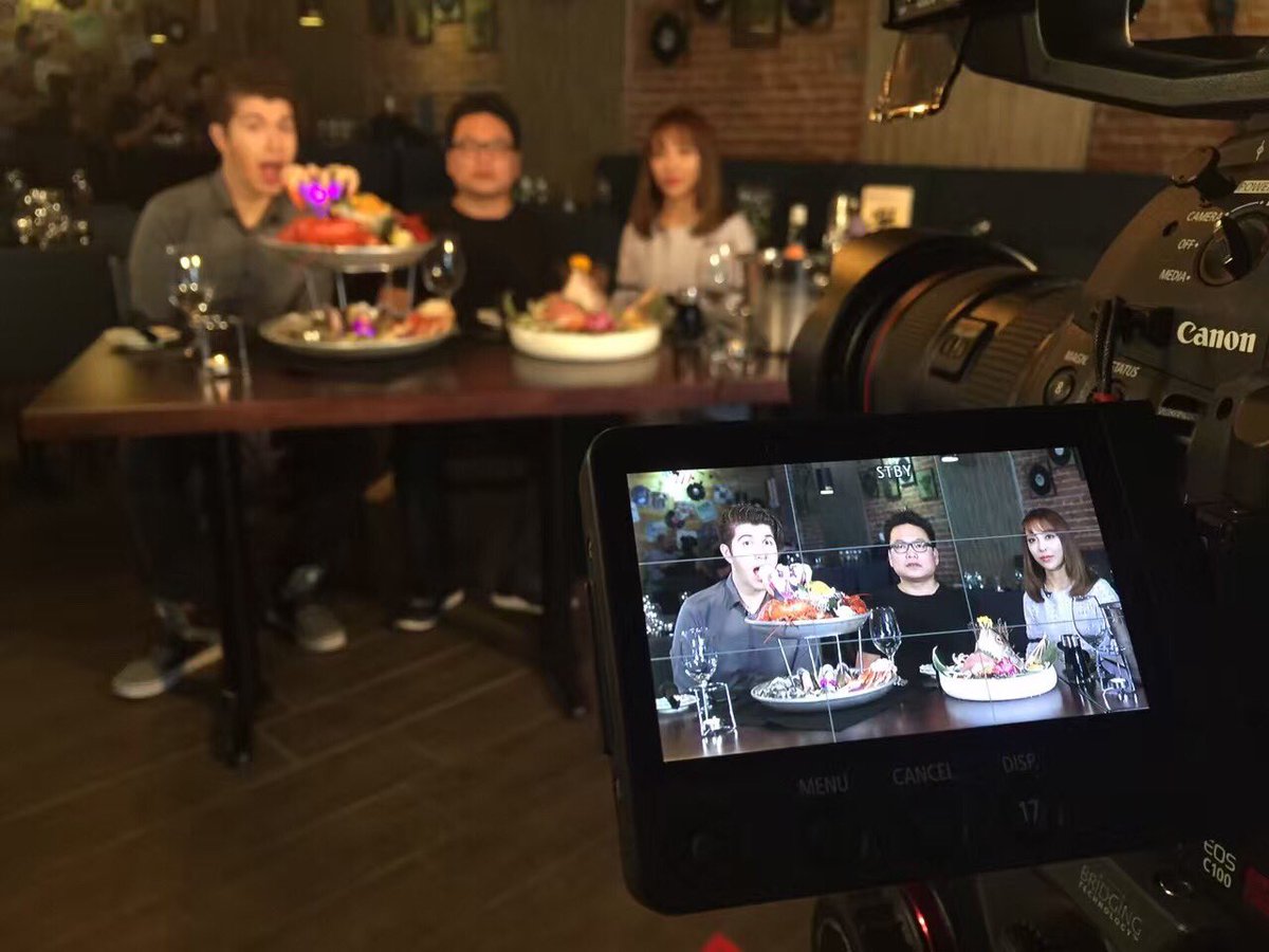 JoshuaLeeYoung's tweet image. When your job is to eat delicious food on TV 😍