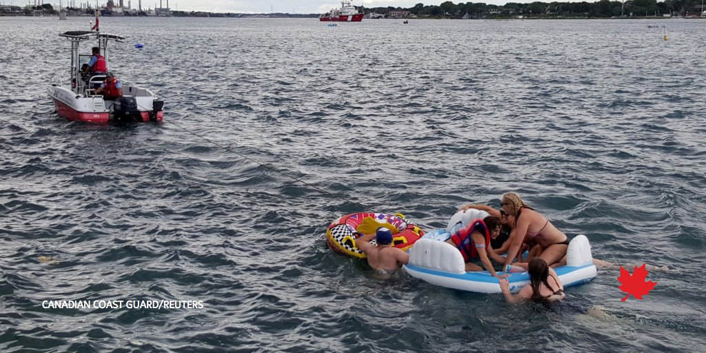 Theresaphoto's tweet image. Hundreds of Americans ended up in Canada after gusts on St Clair river at unsanctioned event #porthuronfloatdown