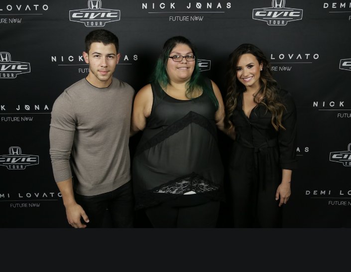 sarina_p's tweet photo. Excuse the frumpy blob in the middle. I look like 💩. 😂Nick & Demi meet & greet #FutureNowPortland #FutureNowTour https://t.co/q8vKSkTqpG