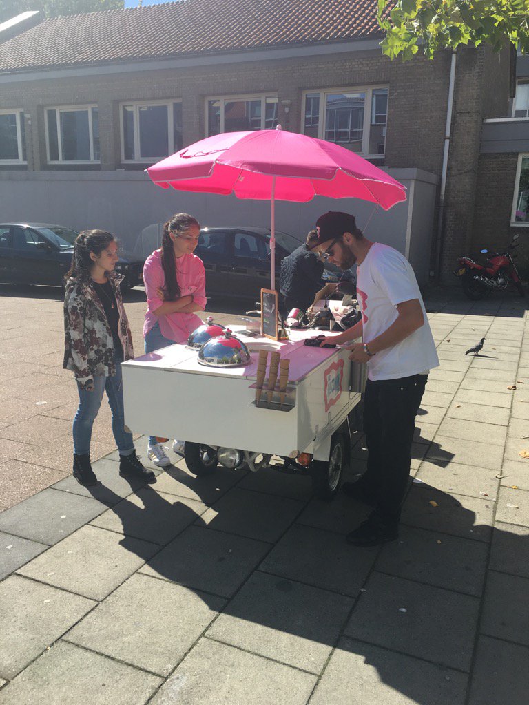 ilyasbagci010's tweet photo. #Cosmicus College vandaag gestart. Was een fijne sfeer. Leerlingen verwelkomd met ijsjes vanwege 10-jarig bestaan https://t.co/aqJqUkXirL