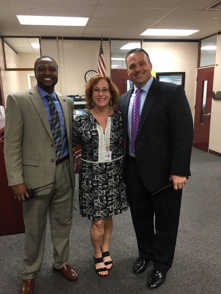 Nora_Rupert's tweet photo. Started my day at CCHS celebrating new CTA magnet program for first day!
#FSBAFirstDay https://t.co/X7uEKTFswH