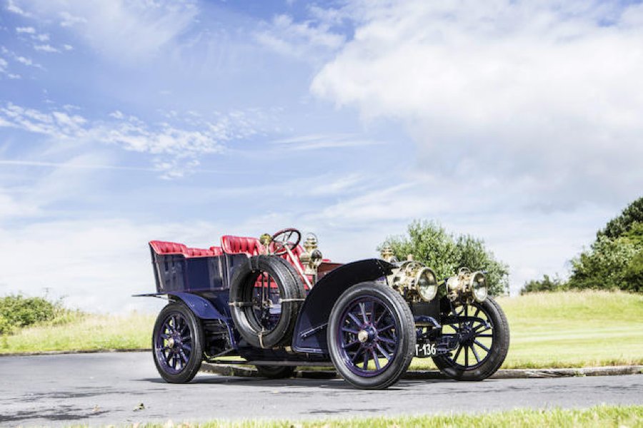 BlockChaser's tweet photo. #MontereyCarWeek @bonhams1793 Lights Up Quail Lodge https://t.co/UVYD3bC5C8 #auction #carweek2016 https://t.co/1eP08wc59r