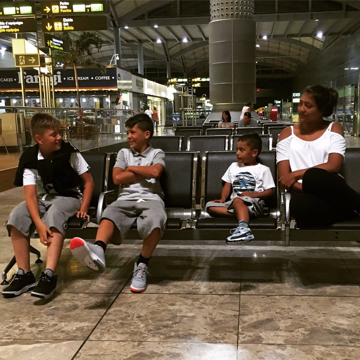 le_russell's tweet photo. My 4 💗💙💙💙 #luckymum https://t.co/h9frF47f9i