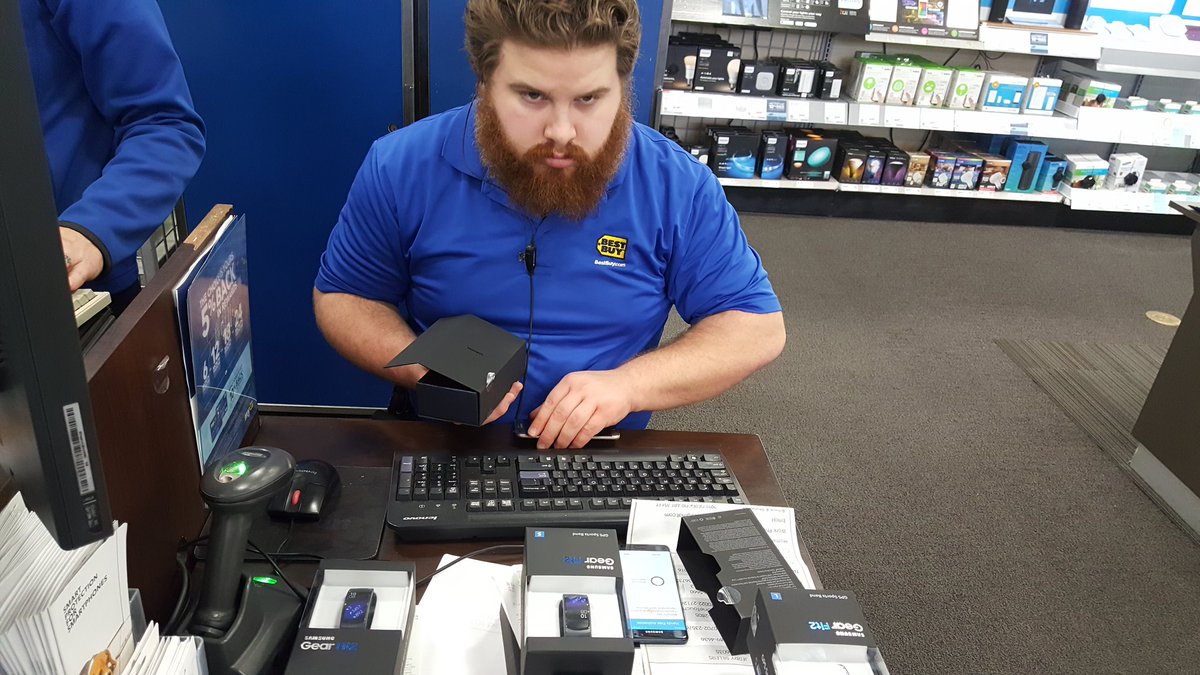 SamsungDoll's tweet photo. 176 it's making the best out of this rainy Monday! @jim_eldredge @JBlackSamsung @Krivs14 https://t.co/GlXI1f0Kgn