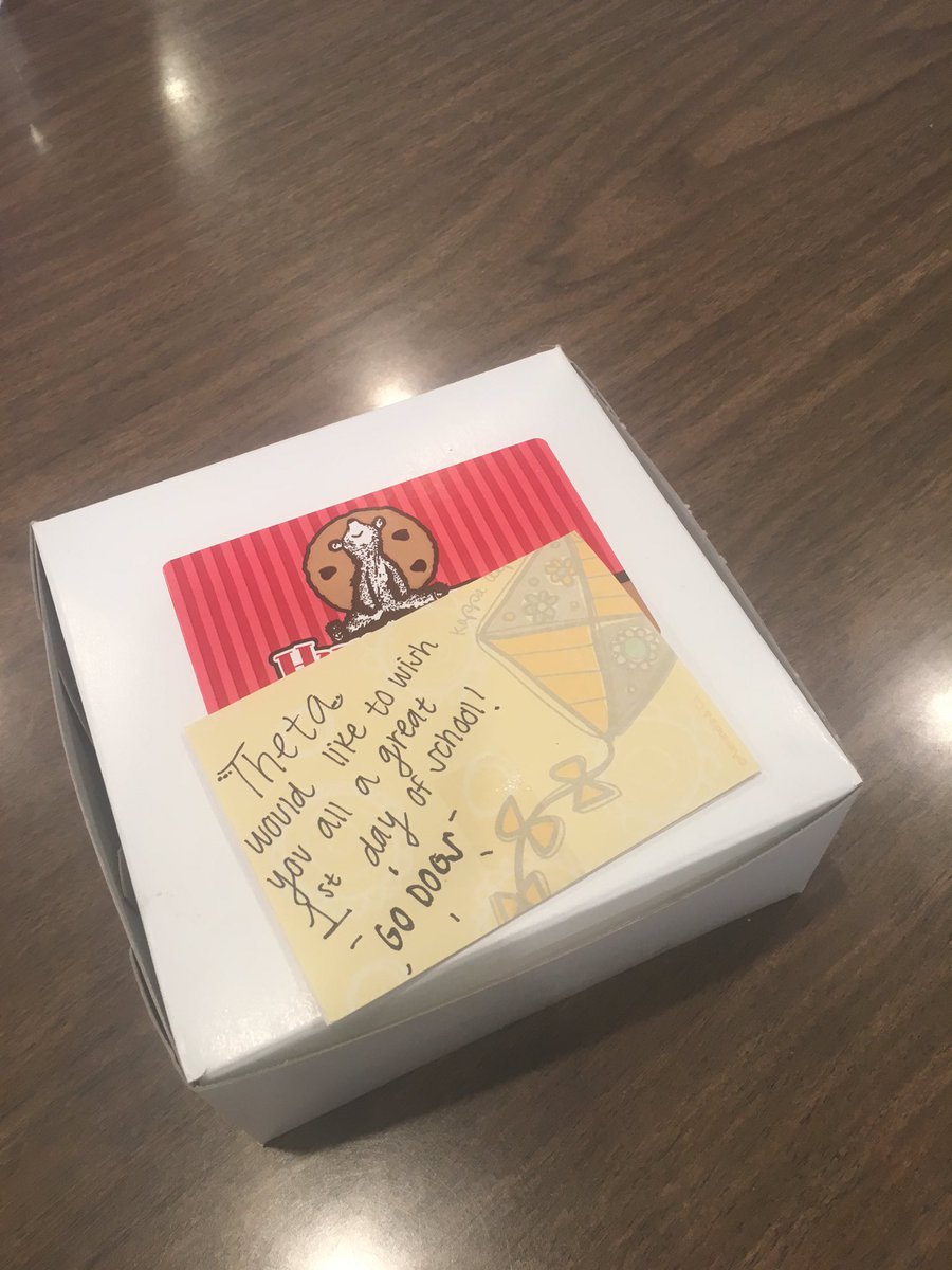 fresnostateKKG's tweet photo. Thank you @FresnoTheta for the yummy back to school treats!! 📚🍪🎉 https://t.co/xeQCJuEP78