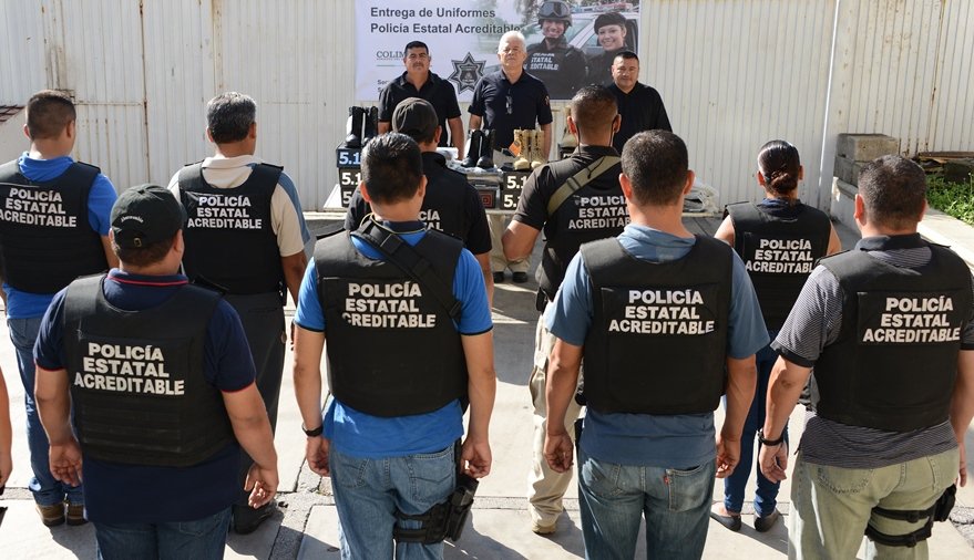 SSPC_COLIMA's tweet photo. Entrega Secretaría de Seguridad uniformes a agenntes de la policía estatal Acreditable #SegCol https://t.co/n5XLekJw4I