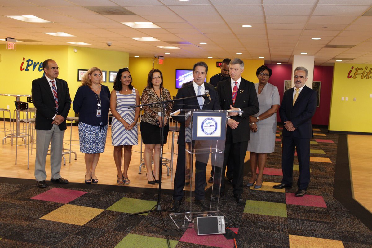 LAUSDSup's tweet photo. Rewarding 1st day-transported 50K kids, served 280K meals, taught 335K students.All systems are a go! #MDCPSinspires https://t.co/g2KWdvLUH5