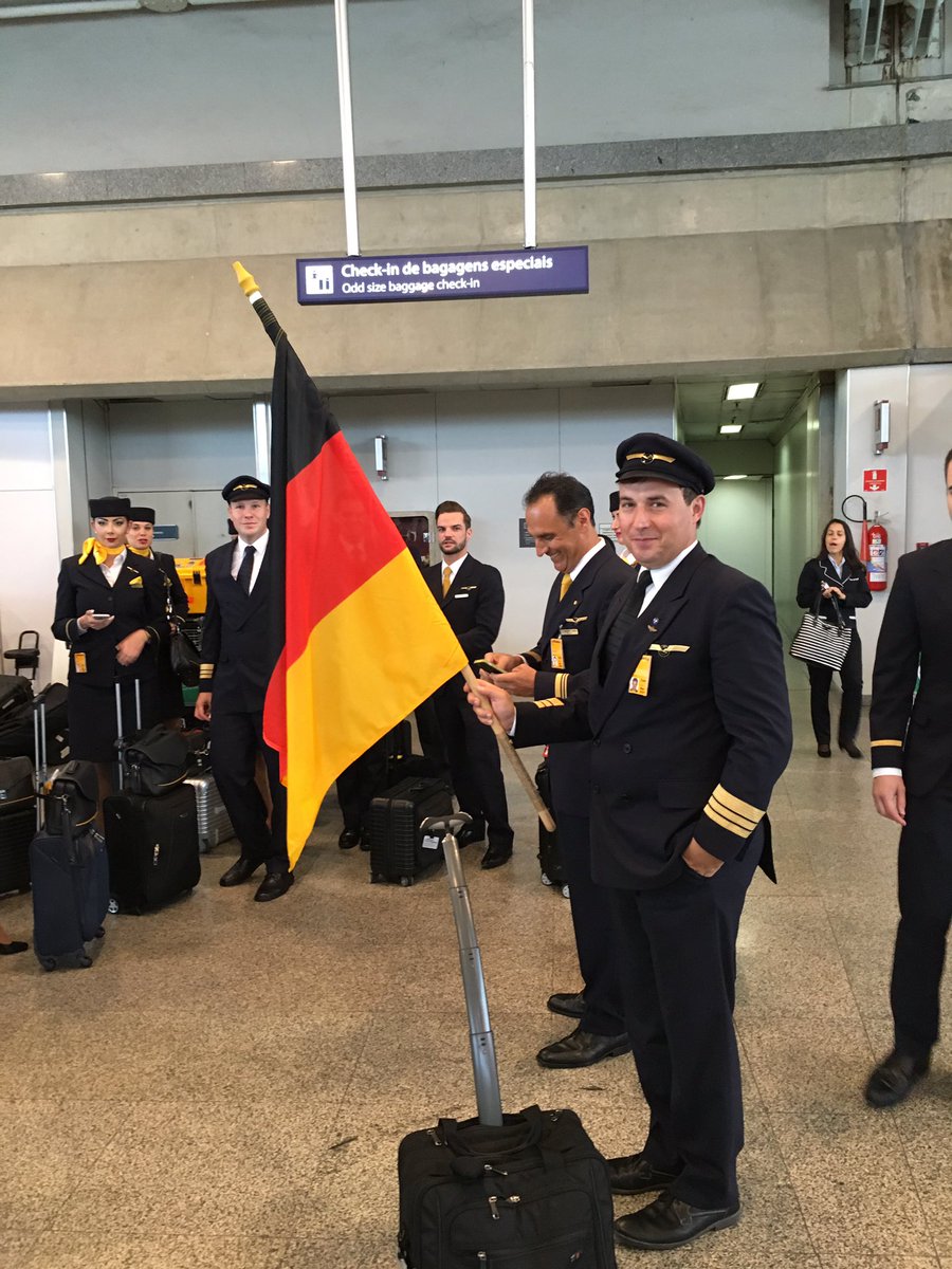 TonderTim's tweet photo. 1/2 Die @Lufthansa_DE - Crew macht sich bereit, die @OlympiaMschaft nach Hause zu fliegen! #Rio2016 #rioARD https://t.co/Hry4Lrk1uI