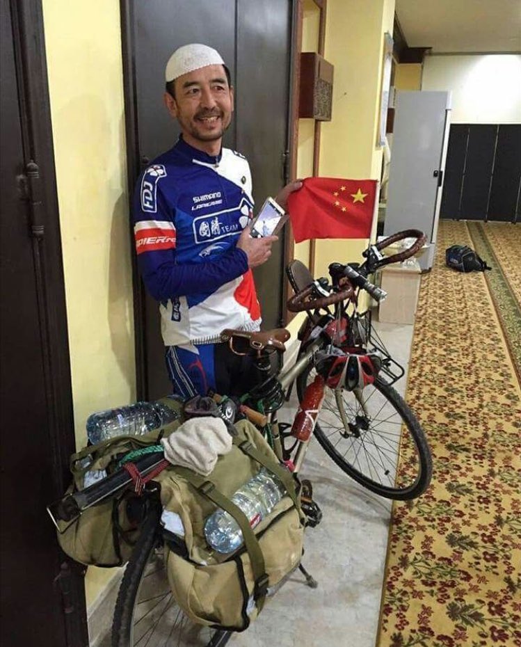 Alhamdhulillaah's tweet image. This Brother cycled from China to Saudi Arabia for Hajj. 

May Allah accept from him.