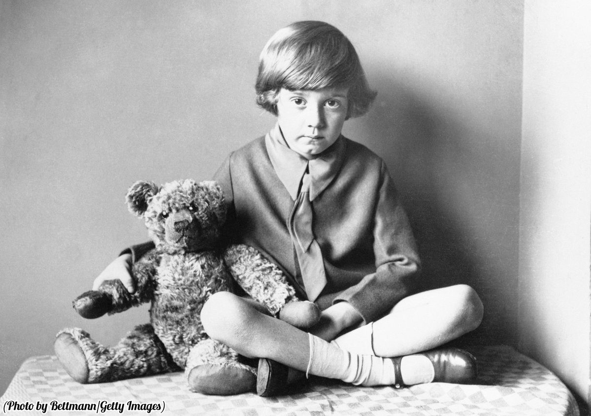 HistoryInPics's tweet photo. Winnie the Pooh author A.A. Milne's son, Christopher Robin, sitting at home with his teddy bear, circa 1920s. https://t.co/6pel4aZrw3