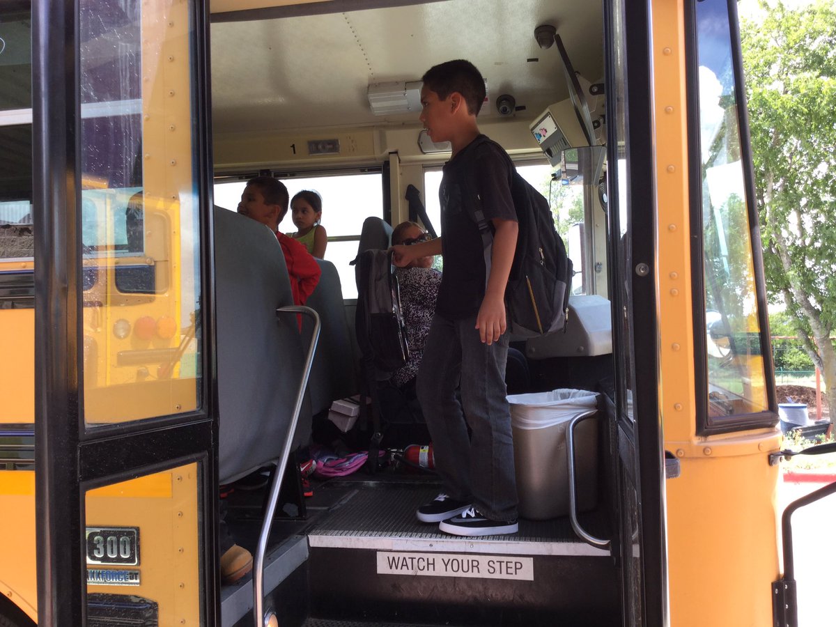 DVISD_HES's tweet photo. "The wheels on the bus go round and round".Great first day. Go Hawks! #DVISDfirstday https://t.co/g8wZDF9Fx1