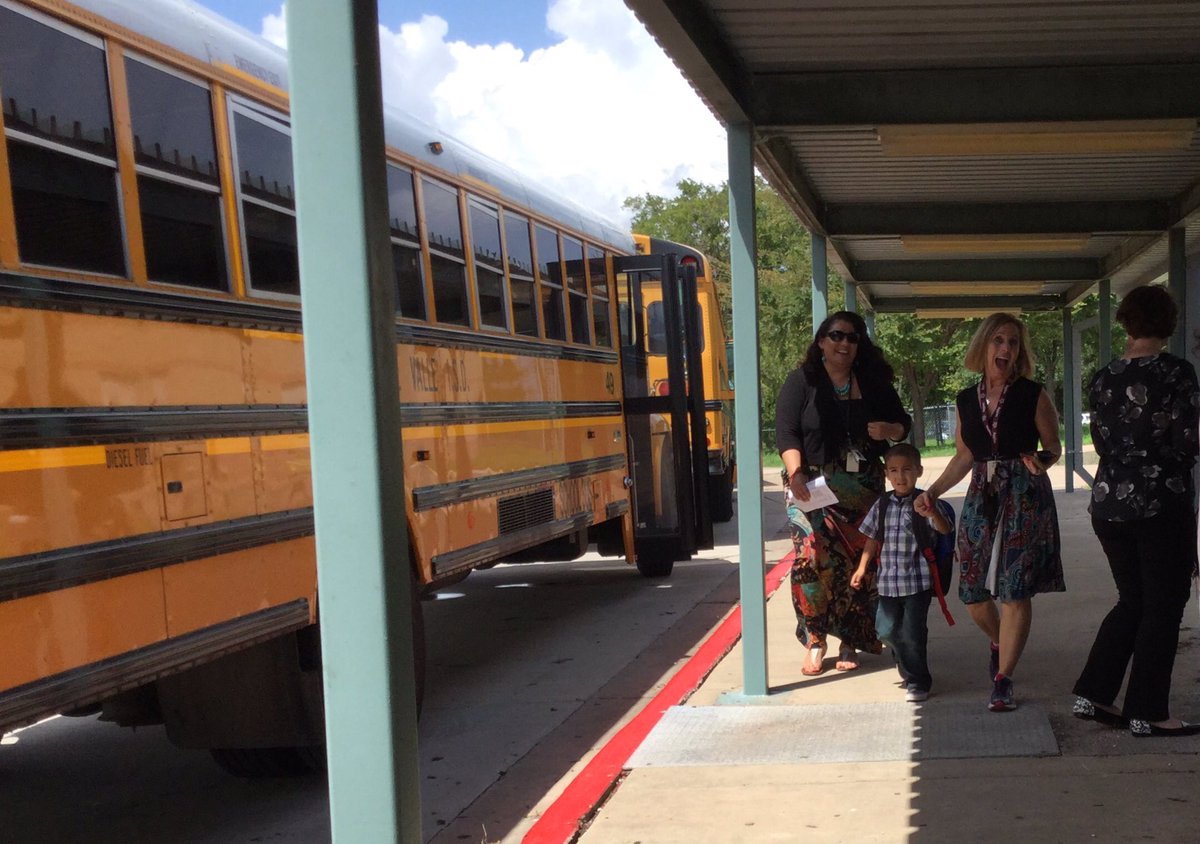 DVISD_HES's tweet photo. "The wheels on the bus go round and round".Great first day. Go Hawks! #DVISDfirstday https://t.co/g8wZDF9Fx1