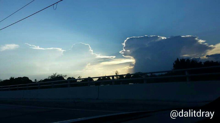 dalitdray's tweet photo. That's one angry cloud!!! 
 #cloud #coolpic #sky https://t.co/J33JH1az6o