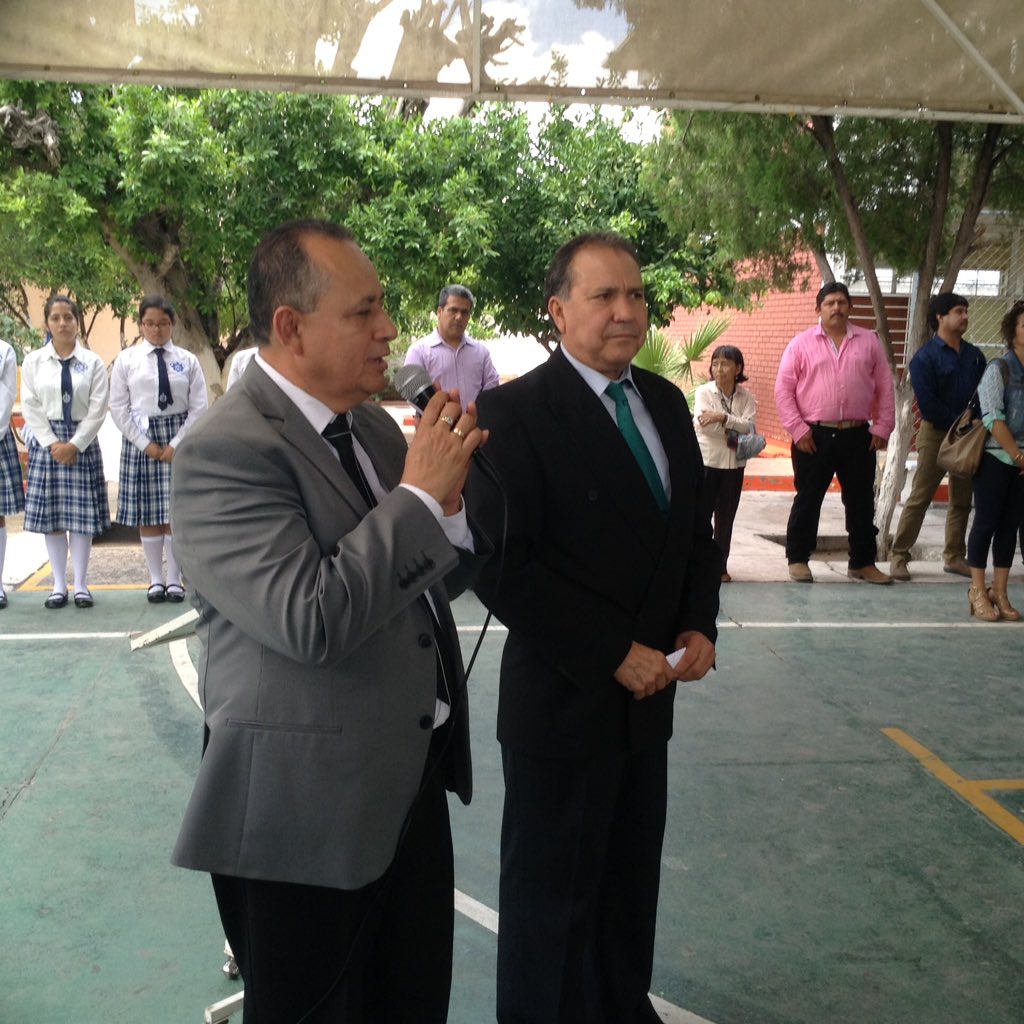 DonVenus's tweet photo. Con representación de @rubenmoreiravdz entregue paquetes de útiles escolares a estudiantes de #EST83 #Torreón https://t.co/eLiIVhNukn